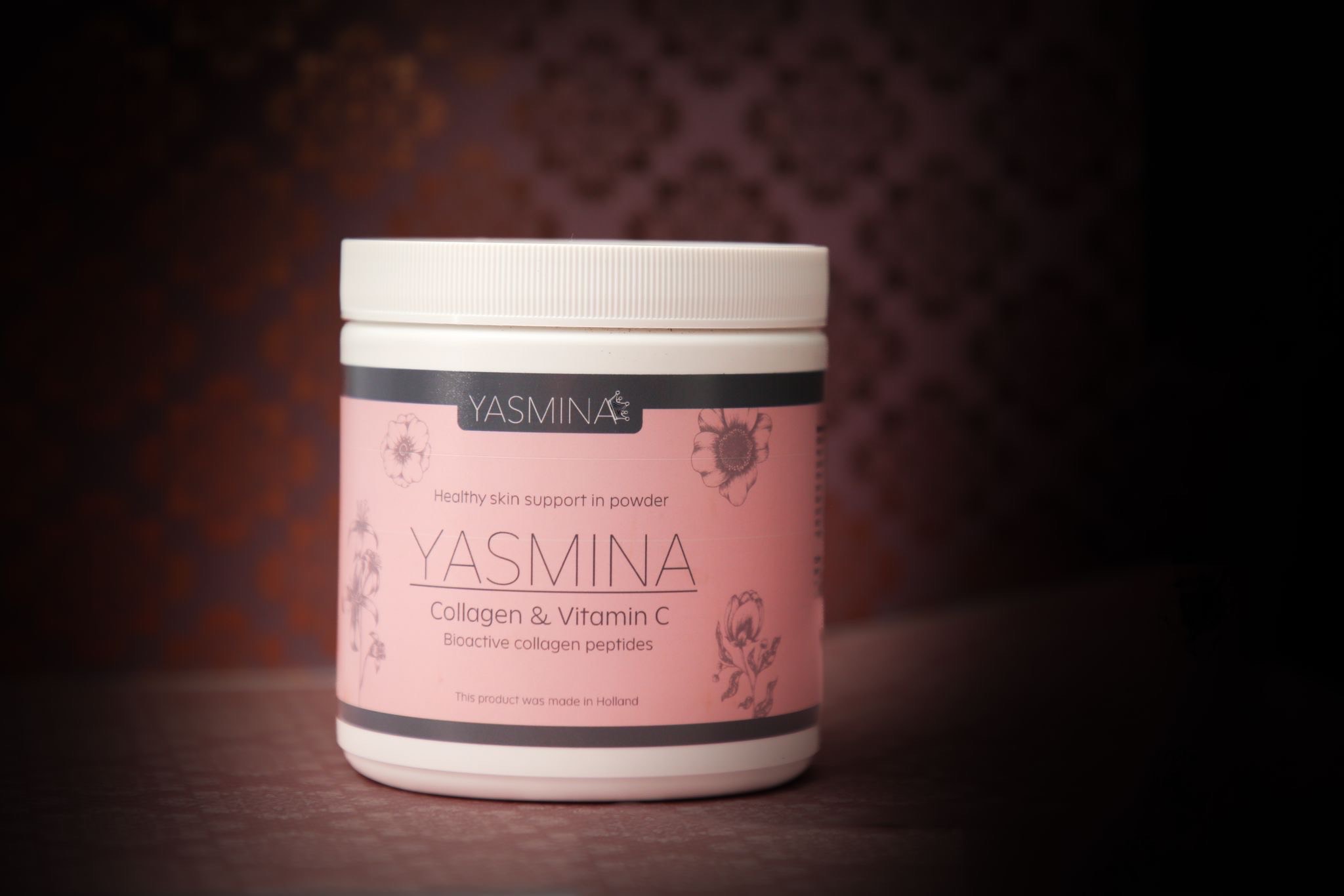 Brauses rosa Dose mit Aufschrift "Yasmina", enthält Kollagen & Vitamin C, vor dunklem Hintergrund.