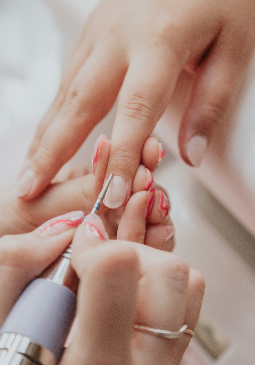 Maniküre, Hände in Großaufnahme. Professionelle Maniküre im Schönheitssalon. Hygiene und Pflege für die Hände. Konzept der Schönheitsindustrie.